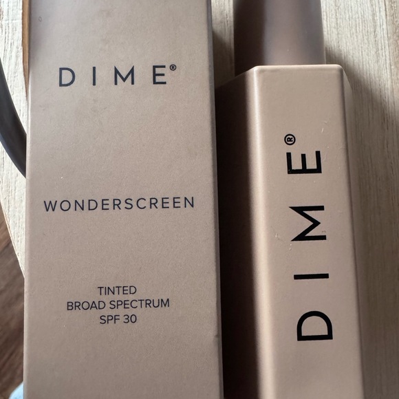 Full size DIME TINTED GLOW WONDERSCREEN sunscreen for your face. - Picture 1 of 4